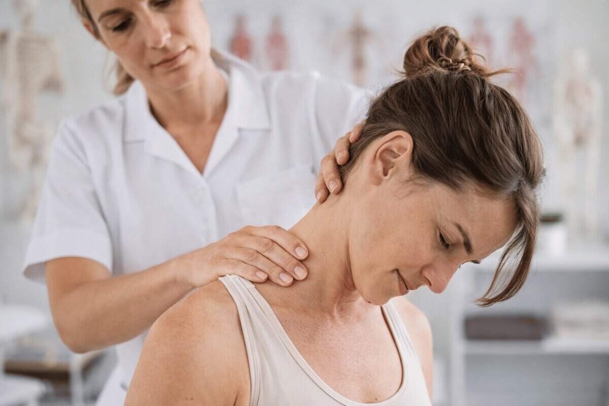 fisioterapeuta valorando movilidad cervical en paciente con cefalea tensional